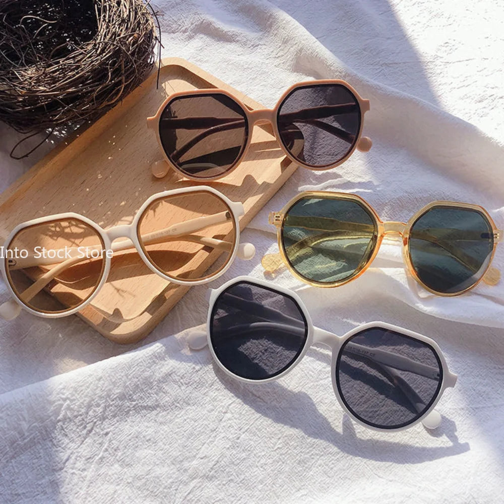 Trendy All-Match Sunglasses: Personalized Round Frames in Bright Colors with Large Lenses.